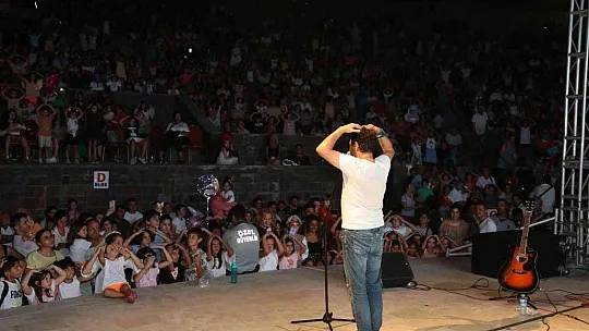 Marmaris'te binlerce çocuk hep birlikte şarkılar söyleyip doyasıya eğlendi