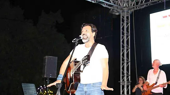 Marmaris'te binlerce çocuk hep birlikte şarkılar söyleyip doyasıya eğlendi