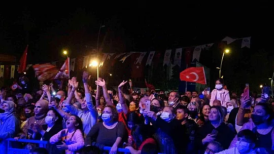 Marmaris'te binlerce kişi fener alayında buluştu