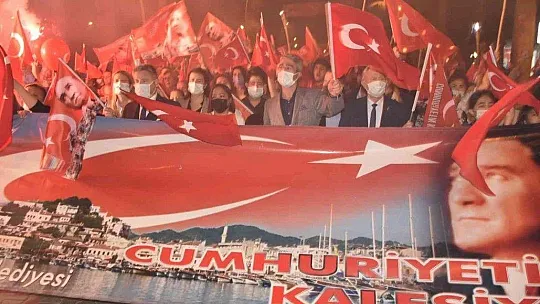Marmaris'te binlerce kişi fener alayında buluştu