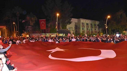 Marmaris'te binlerce kişi fener alayında buluştu