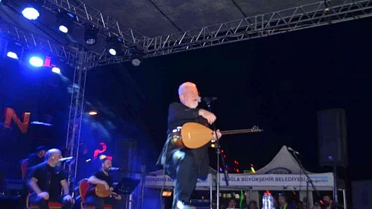 Marmaris'te binlerce kişi fener alayında buluştu