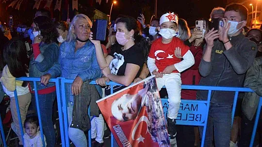 Marmaris'te binlerce kişi fener alayında buluştu