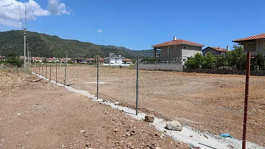 Marmaris'te boş arsalar temizleniyor
