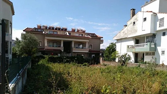 Marmaris'te boş arsalar temizleniyor
