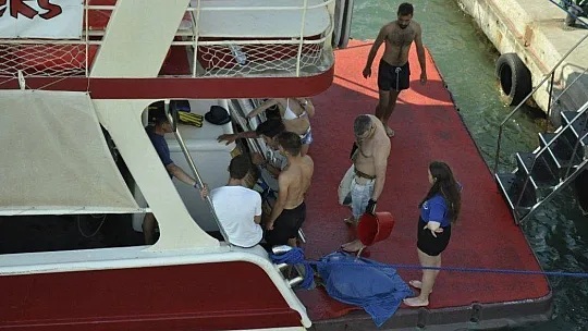 Marmaris'te caretta kamlumbağasının yardımına tur teknesi koştu