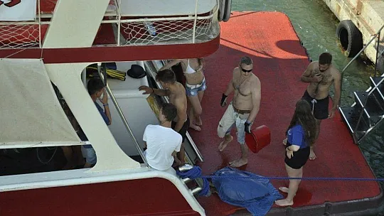 Marmaris'te caretta kamlumbağasının yardımına tur teknesi koştu