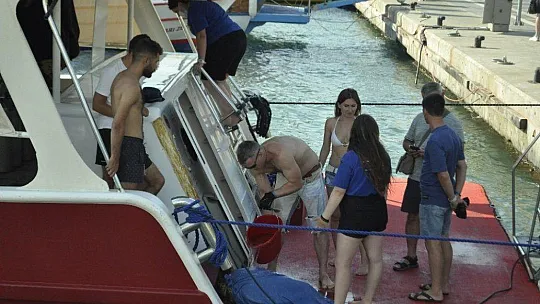 Marmaris'te caretta kamlumbağasının yardımına tur teknesi koştu