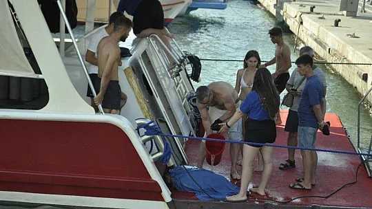 Marmaris'te caretta kamlumbağasının yardımına tur teknesi koştu