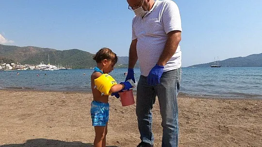 Marmaris'te çöp adamlardan çevre mesajı