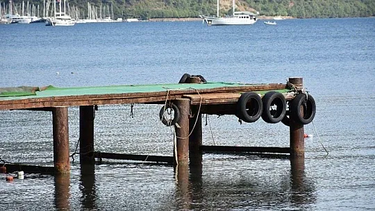 Marmaris'te deniz 1,5 metre çekildi