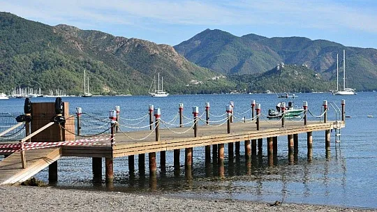 Marmaris'te deniz 1,5 metre çekildi