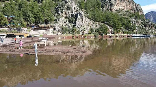 Marmaris'te deniz kahverengiye döndü