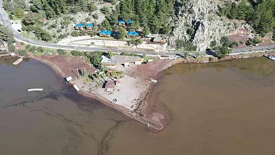 Marmaris'te deniz kahverengiye döndü