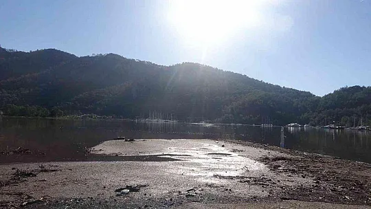 Marmaris'te deniz kahverengiye döndü