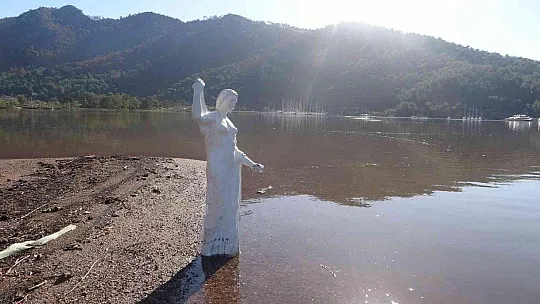 Marmaris'te deniz kahverengiye döndü