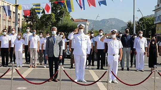 Marmaris'te deniz şehitleri anısına denize çelenk bırakıldı