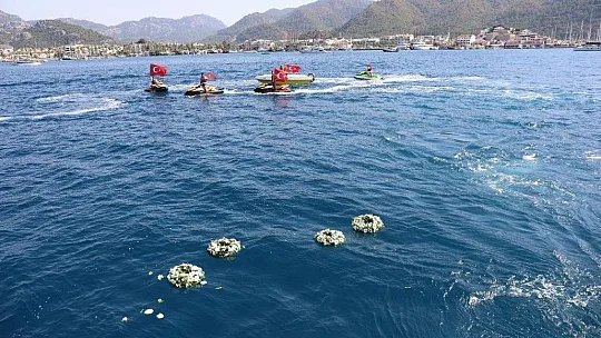 Marmaris'te deniz şehitleri anısına denize çelenk bırakıldı