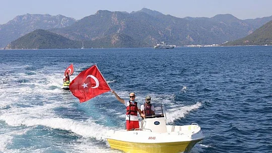Marmaris'te deniz şehitleri anısına denize çelenk bırakıldı