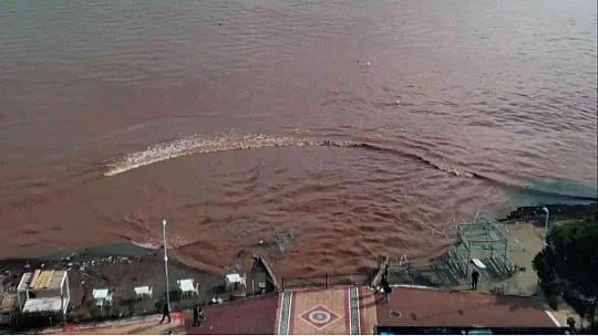 MARMARİS'TE DENİZİN RENGİ DEĞİŞTİ