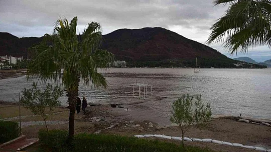 Marmaris'te denizin rengi kahverengiye dönüştü