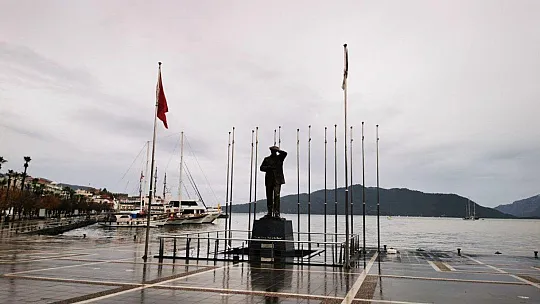 MARMARİS'TE DENİZİN RENGİ KAHVERENGİYE DÖNDÜ