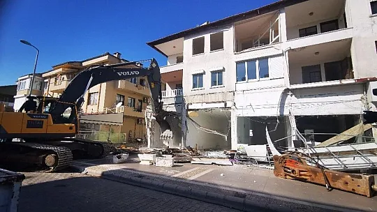 Marmaris'te depreme dayanıksız binalar yıkılıyor