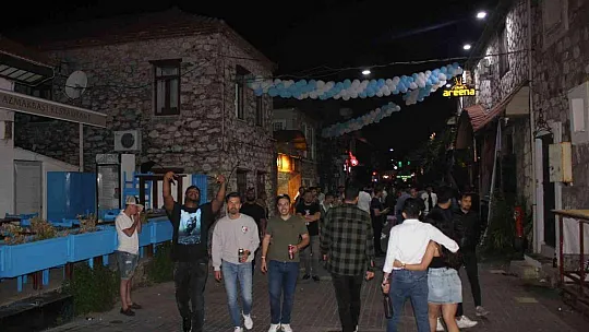 Marmaris'te eğlence sokağa taştı