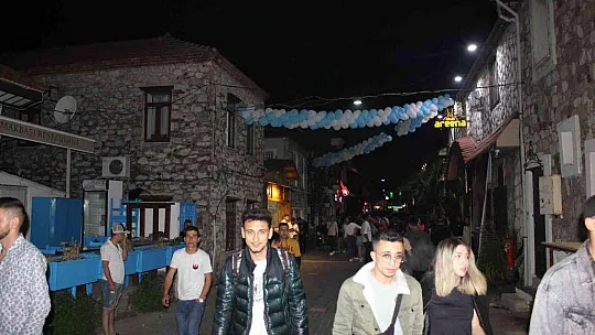 Marmaris'te eğlence sokağa taştı