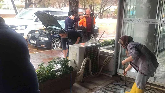 Marmaris'te evleri basan sel suları tahliye ediliyor