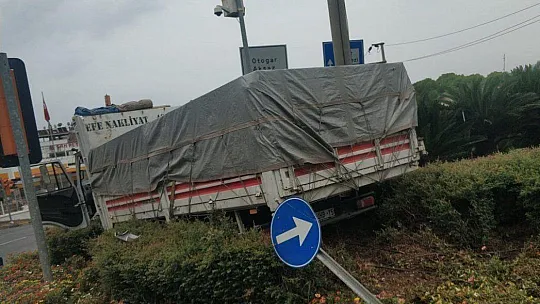 MARMARİS'TE FRENİ PATLAYAN KAMYON KAVŞAĞA ÇIKTI
