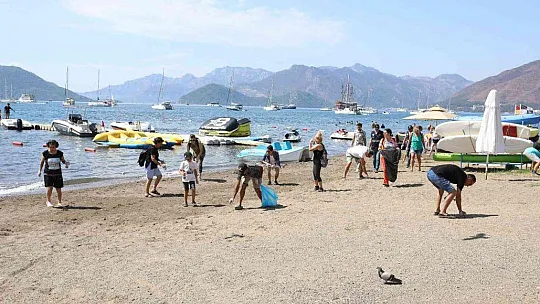 Marmaris'te hem karada hem de denizde temizlik yapıldı