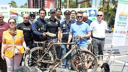 Marmaris'te hem karada hem de denizde temizlik yapıldı