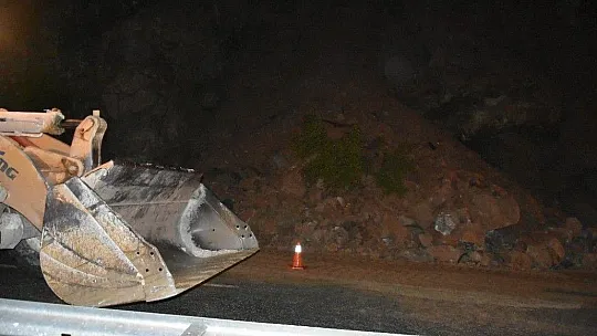 Marmaris'te heyelan, karayolu trafiğe kapandı