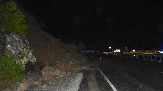 Marmaris'te heyelan, karayolu trafiğe kapandı