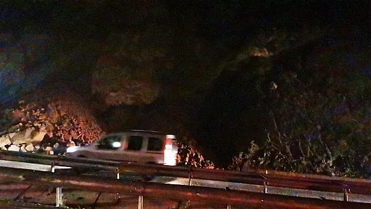 Marmaris'te heyelan, karayolu trafiğe kapandı