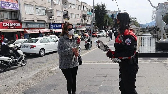 Marmaris'te kadınlara 'Yanınızdayız'' mesajlı gül hediye edildi