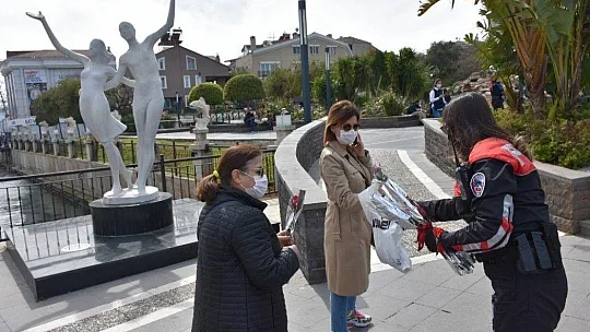 Marmaris'te kadınlara 'Yanınızdayız'' mesajlı gül hediye edildi