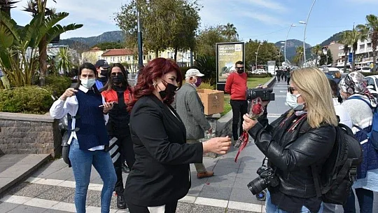 Marmaris'te kadınlara 'Yanınızdayız'' mesajlı gül hediye edildi