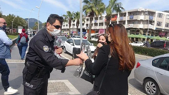 Marmaris'te kadınlara 'Yanınızdayız'' mesajlı gül hediye edildi