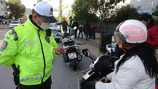 Marmaris'te kask takmayan motosiklet sürücülerine ceza kesildi