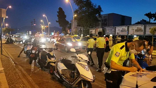 Marmaris'te kasksız ve maskesiz motor sürücülerine ceza yağdı