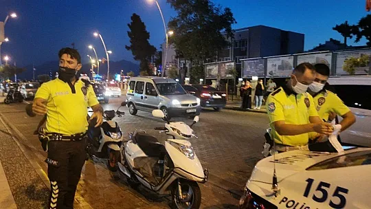 Marmaris'te kasksız ve maskesiz motor sürücülerine ceza yağdı