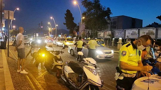 Marmaris'te kasksız ve maskesiz motor sürücülerine ceza yağdı