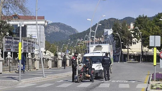 Marmaris'te kısıtlama sürecinde denetimler devam ediyor