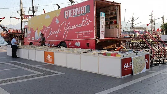 Marmaris'te kitapseverler edebiyatçılarla bir araya geliyor