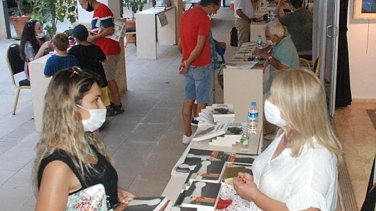 Marmaris'te maskeli resim sergisi açıldı