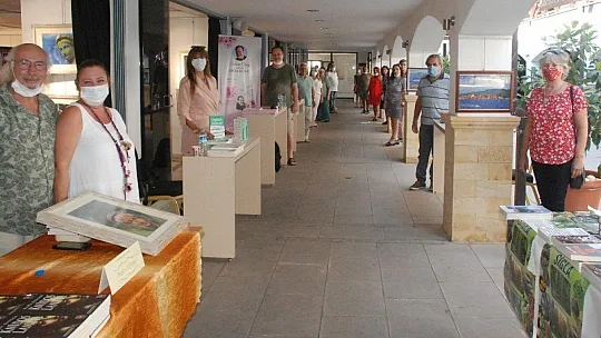 Marmaris'te maskeli resim sergisi açıldı