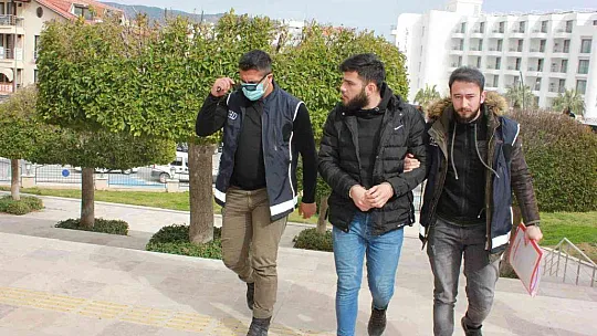 Marmaris'te midibüsten 35 düzensiz göçmen çıktı