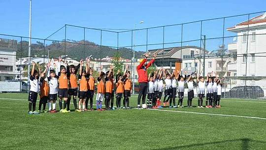 Marmaris'te minik futbolcular spora ara vermedi